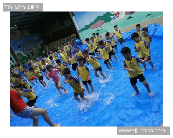 足球明星挑战翻瓶子游戏精彩瞬间集锦引发热议与欢笑 足球明星挑战翻瓶子游戏精彩瞬间集锦引发热议与欢笑